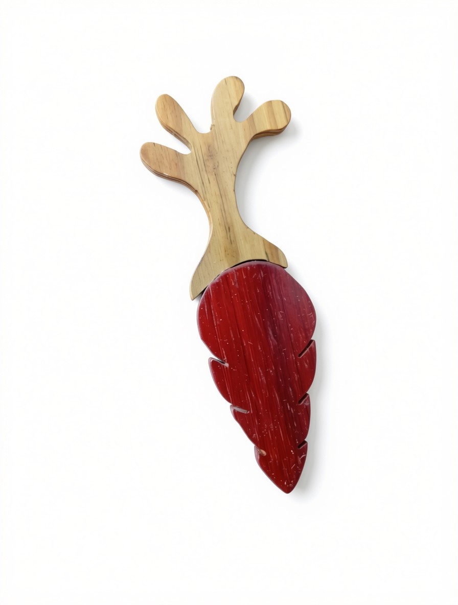 Carotte en bois, feuillage naturel et corps teinté rouge